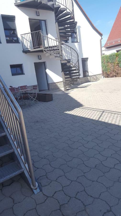 Apartments Zum Bayrisch Pub Вайсенхорн Экстерьер фото